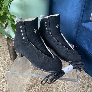 MOXI Jack Custom Suede Roller Skates in Black – Size M6.5/W7.5